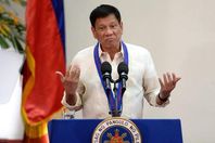 رئيس الفلبين: رميْت شخصًا من الطائرة