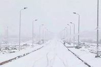 بالصور.. ثلوج وأمطار رعدية وانهيار مئذنة.. حصيلة يوم شتوى بارد