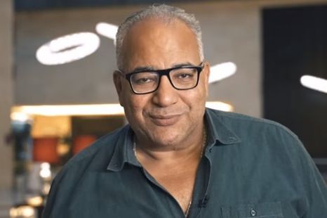 ناقد فني لـ بيومي فؤاد: "لو مش جاي عشان تضحكهم يبقى بتضحك عليهم" - المصريون