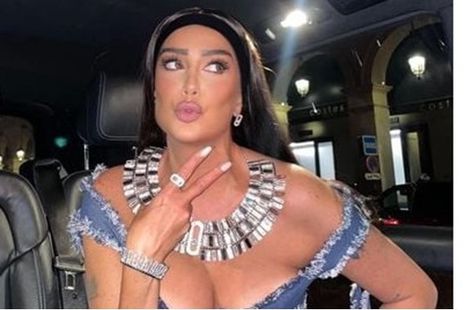 صدر مكشوف.. غادة عبدالرازق تثير الجدل بإطلالة جريئة - المصريون