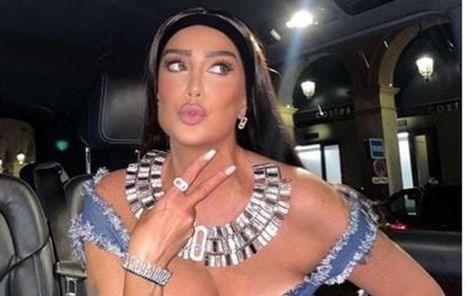 صدر مكشوف.. غادة عبدالرازق تثير الجدل بإطلالة جريئة - المصريون