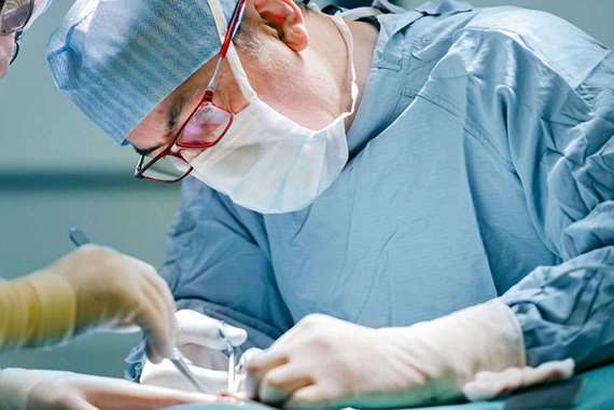 استخراج 639 مسمارًا من أمعاء مريض