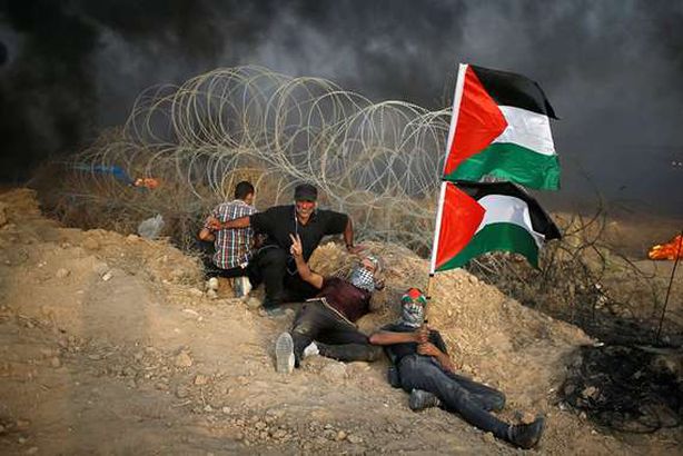 فلسطينيون على حدود غزة مع الأراضي المحتلة