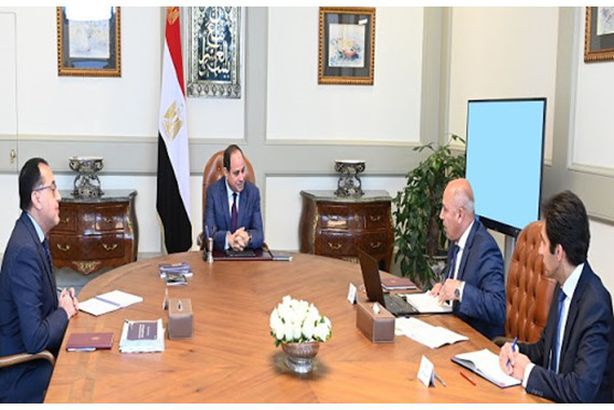 الرئيس السيسي في اجتماعه مع وزير النقل