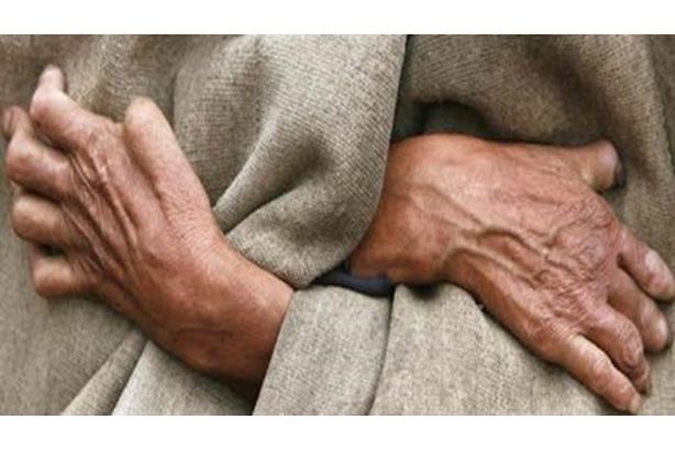 رأيت أن جدتي  تعطيني نقوداً ولحماً