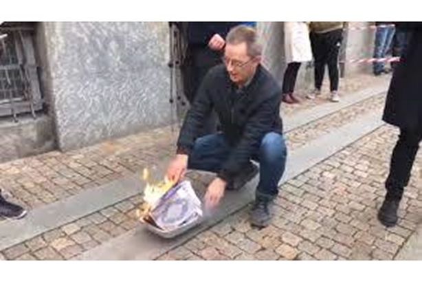 متطرف يحرق القرآن الكريم بدولة أوربية