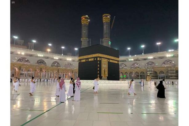 (صور) أول فوج من المعتمرين بالحرم المكي
