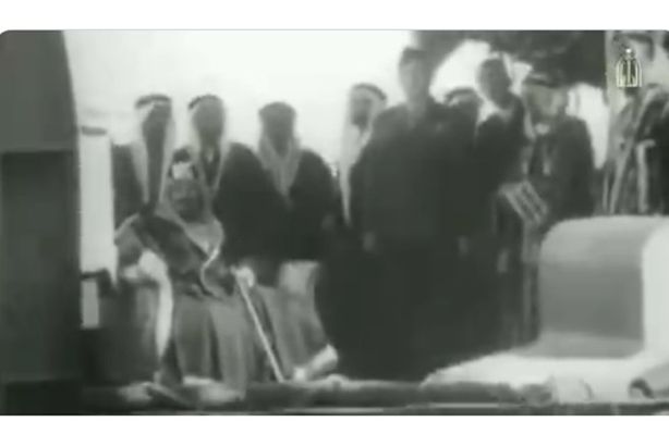 الملك عبد العزيز يأمر بالأذان على الباخرة التي جمعته بروزفلت وتشرشل