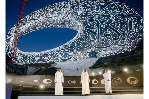 الشيخ محمد بن راشد يضع القطعة الأخيرة لمتحف المستقبل