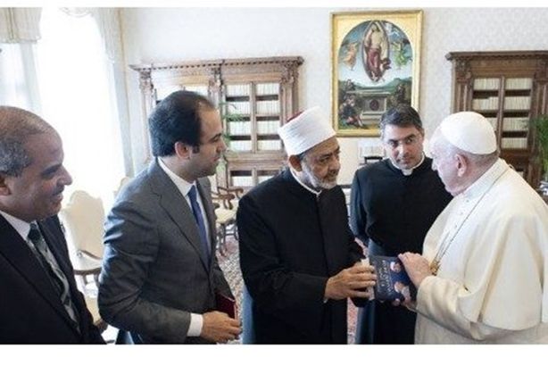شيخ الأزهر يهدي بابا الفاتيكان نسخة من كتاب القاضي عبد السلام "البابا والإمام والطريق الصعب"
