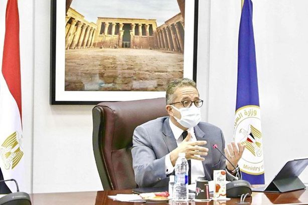 وزير السياحة والاثار