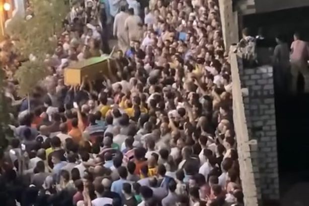 4 نعوش في مشهد مهيب.. تشييع جثمان أطفال فيصل ووالدتهم 2a202711-e54e-4a53-b_811_085721