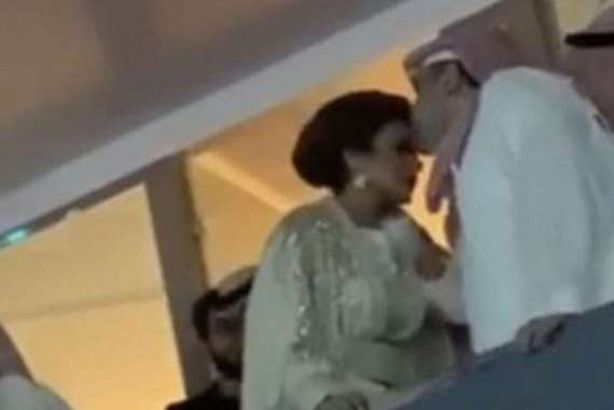 الأمير عبد الرحمن بن مساعد يقبل رأس أصالة