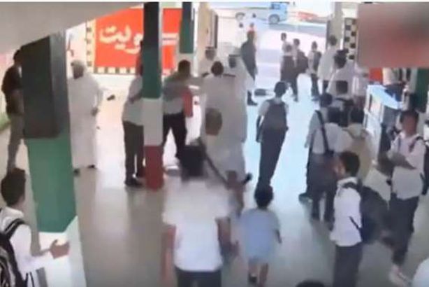 معركة مع معلم داخل مدرسة