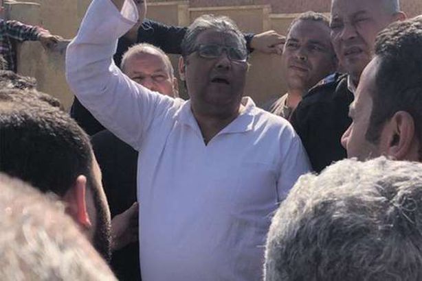 محمود حسين يحضر جنازة والده في حراسة الأمن