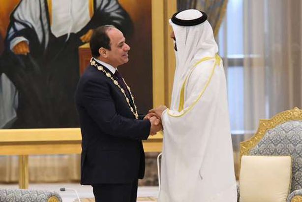 ولي عهد أبو ظبي يمنح السيسي "وسام زايد"
