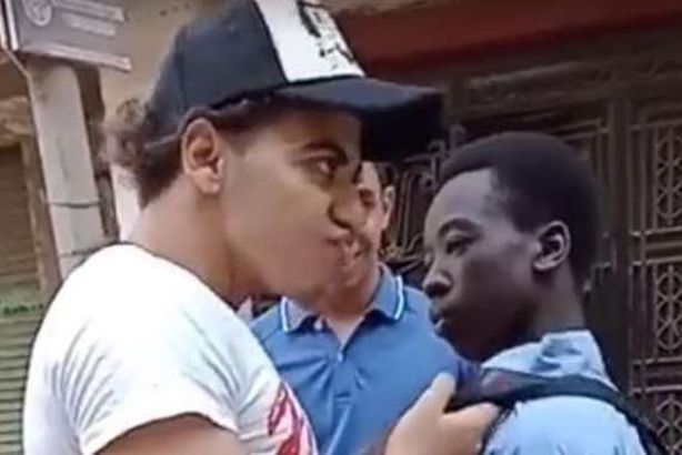 شاب يتعدى على طفل سوداني