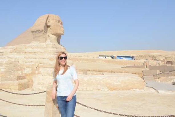 وزيرة السياحة البلغارية بمنطقة الأهرامات 

