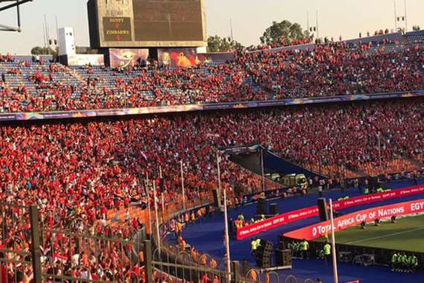 الجماهير في مدرجات استاد القاهرة