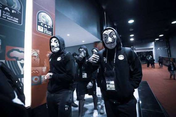 اللاعبون أثناء دخولهم الملعب