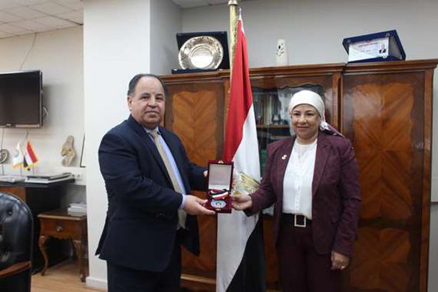 وزيرالمالية  و الدكتورة سامية حسين