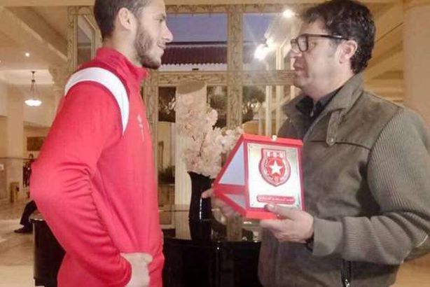 مسؤول من الترجي التونسي يكرم اللاعب رمضان صبحي