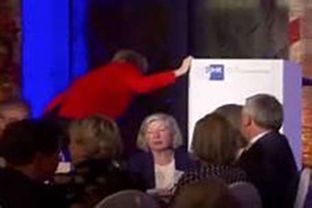 ميركل أثناء تعثرها