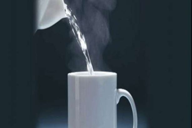 كوب ماء دافئ
