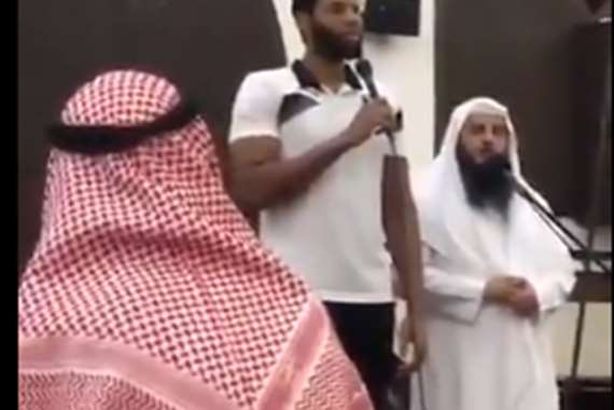 اللاعب أثناء إعلان إسلامه