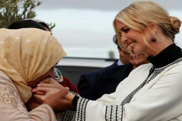 سيدة مغربية تقبل يد إيفانكا ترامب