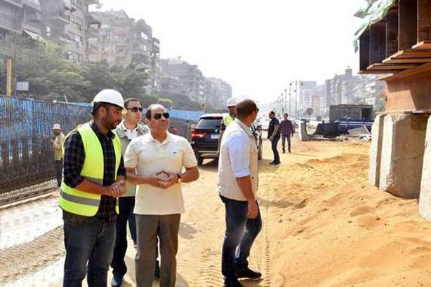 السيسي أثناء تفقده المشروعات