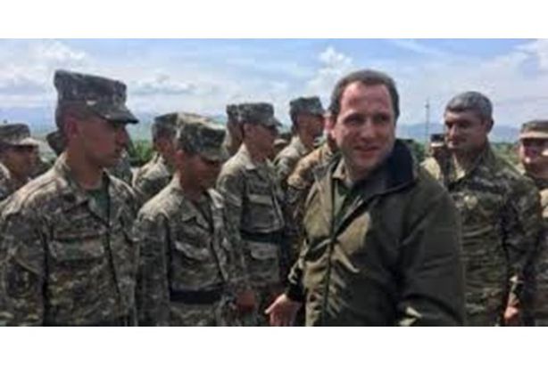 وزير الدفاع  يقدم استقالته 
