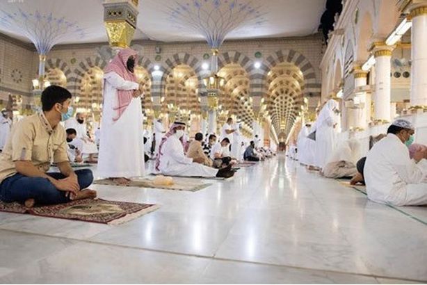 60438-مسافات-بين-المصلين