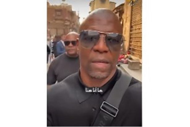 شاهد.. فنان عالمي يسير في شوارع القاهرة ويبدي انبهاره ات