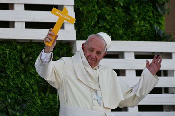 بالصور.. الرياح تغازل بابا الفاتيكان أثناء خطابه فى تشيلى