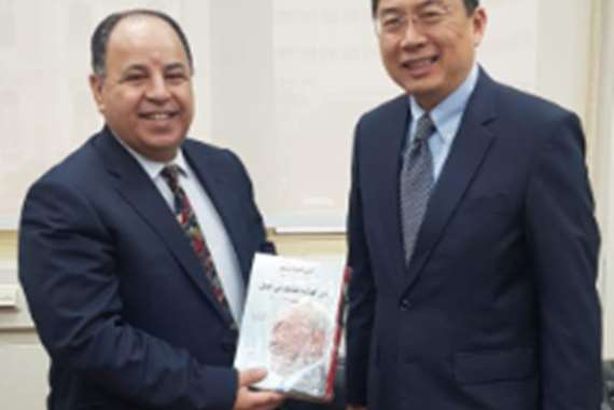 وزيرالمالية والسفير السنغافوري