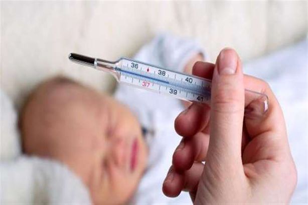 قياس حرارة الاطفال