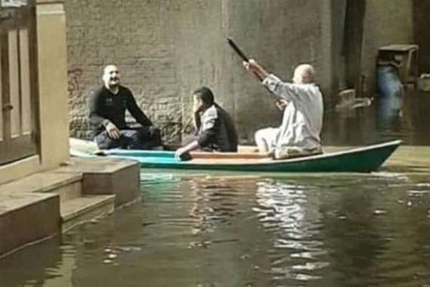 المواطنون يسيرون بالمراكب في «بلطيم»