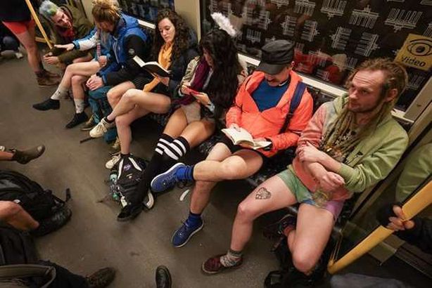 "الرجالة مش لابسة بنطلونتها ليه يا وديع"..اليوم العالمي لمترو بلا بناطيل