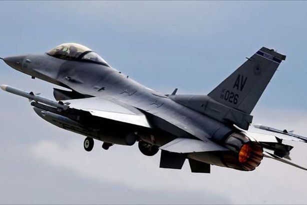 مقاتلة من طراز F16