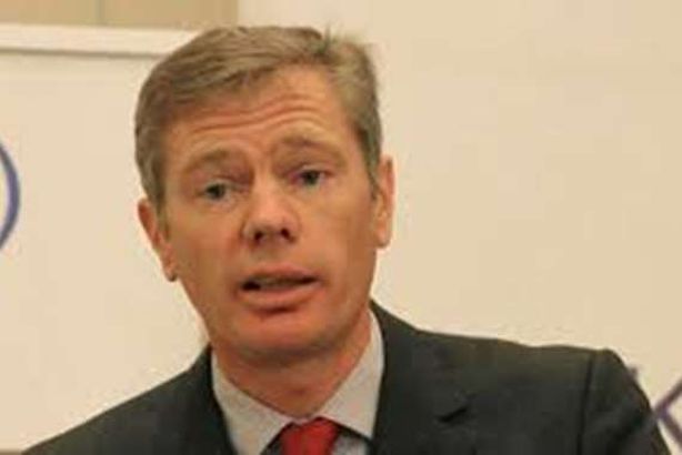 التليفزيون الإيراني يعلن مغادرة السفير البريطاني للبلاد