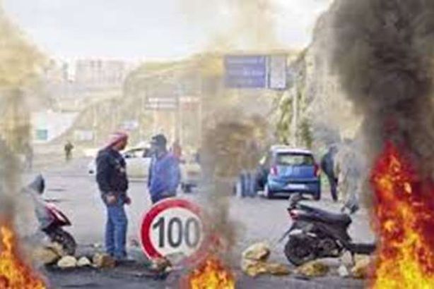 المتظاهرون يقطعون طرق رئيسية في لبنان

