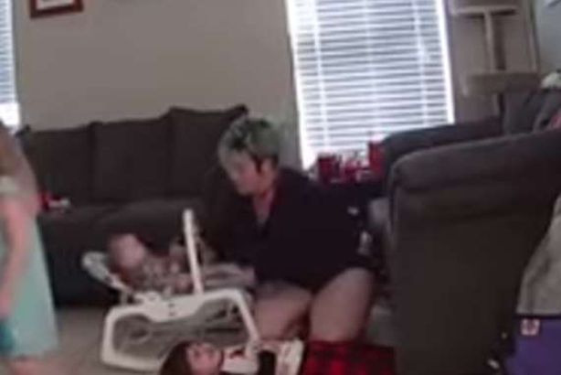 الأم وطفلتها