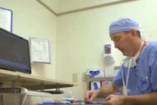 الدكتور باري يرسم للأطفال