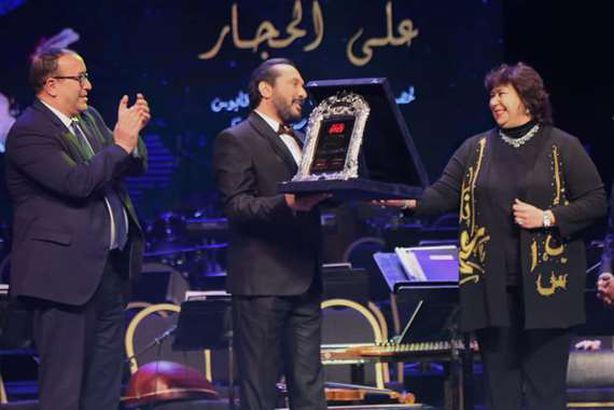 وزيرة الثقافة تكرم على الحجار