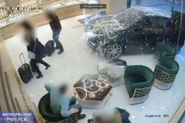 السيارة تقتحم محل المجوهرات