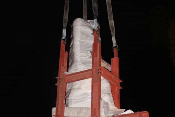 قطع أثرية مغلفة  تستقر بالمتحف المصرى الكبير

