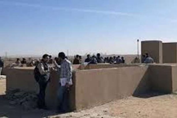 أستاذ بكلية الطب يلقي محاضرة فوق السطح