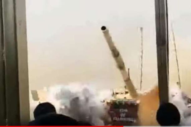 في عرض عسكري.. إنقاذ مدنيين من دهس دبابة