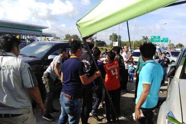 صور.. حادث بشع لبائع عصير تمزقت يده داخل العصارة